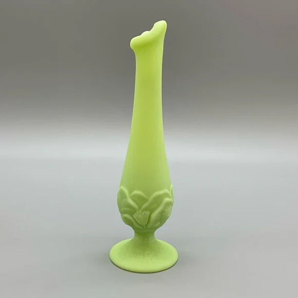 Fenton Water Lily Swung Footed Bud Vase Uranium Custard Satin Glass - Picture 5 of 13